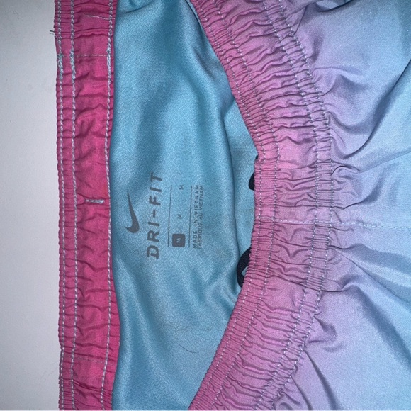 Gradient Nike Men's Large Short - Picture 2 of 3